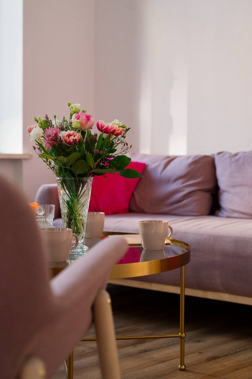 Workshop-Raum: Sitzkissen auf Yogamatten, Tulpen in der Mitte, Salzlampe im Hintergrund